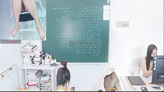 Show modela _Math_ na web-kameri
