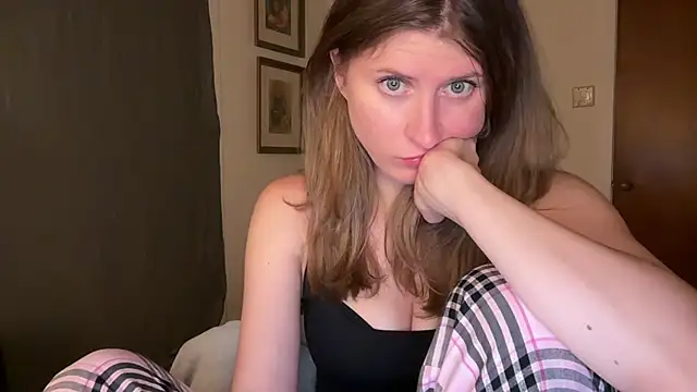 YUMIandbigWOLF Show in webcam