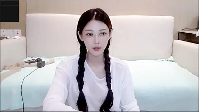 E-ll-A Live chatroom