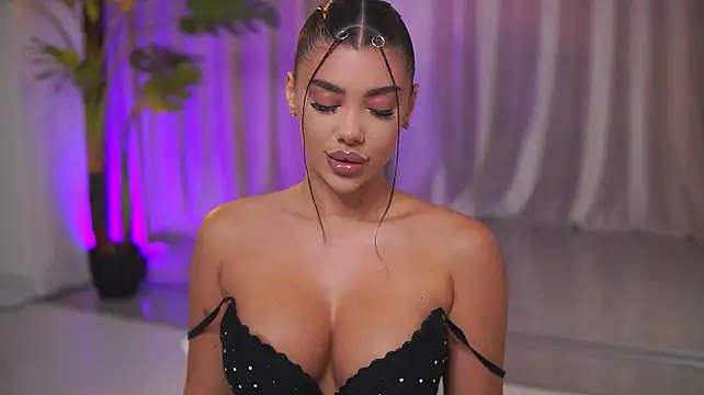 NatyDesiree: διαδικτυακό σόου στην κάμερα