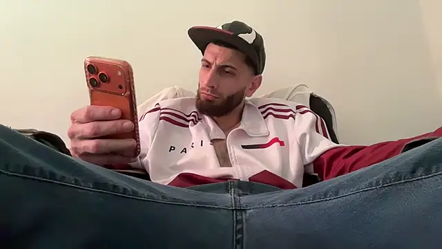 pantslesstraveler_plt webcam show