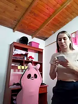 Iris_love18 Adlı Modelin Canlı Sohbet Odası
