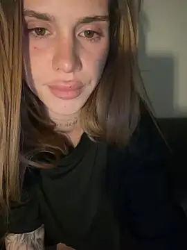 EmiliaCatalina Show in webcam