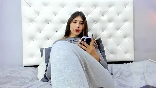 NICOLSKINNY1: διαδικτυακό σόου στην κάμερα