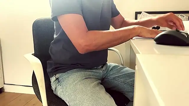 Show modela theoindaoffice na web-kameri