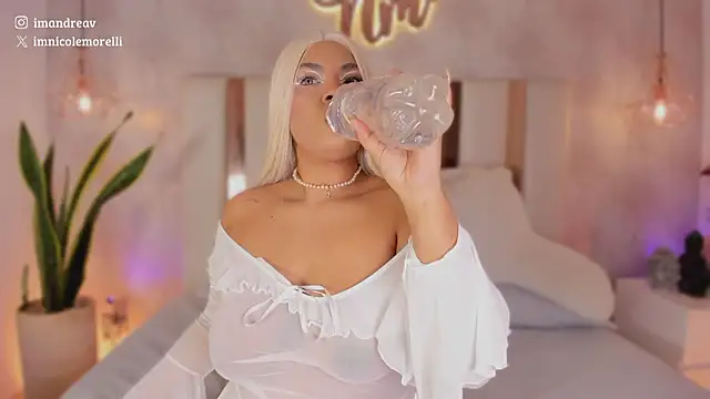 Nicolemorelli2's Webcam Show