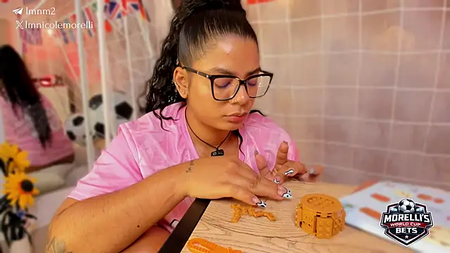 Nicolemorelli2's Webcam Show