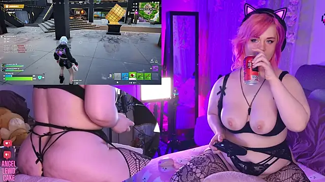 Pokazy przed kamerką – Angel-Lewd-Cake