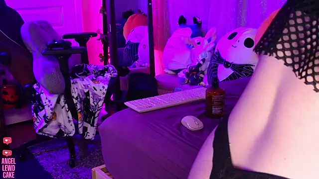 Angel-Lewd-Cake: διαδικτυακό σόου στην κάμερα