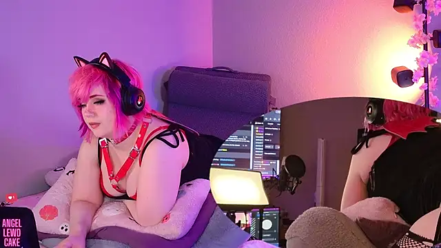 Angel-Lewd-Cake Show in webcam