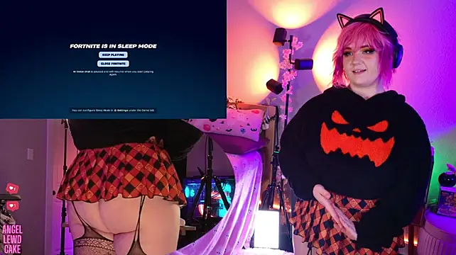 Pokazy przed kamerką – Angel-Lewd-Cake