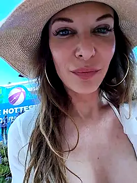 Luna_Kitanna: διαδικτυακό σόου στην κάμερα