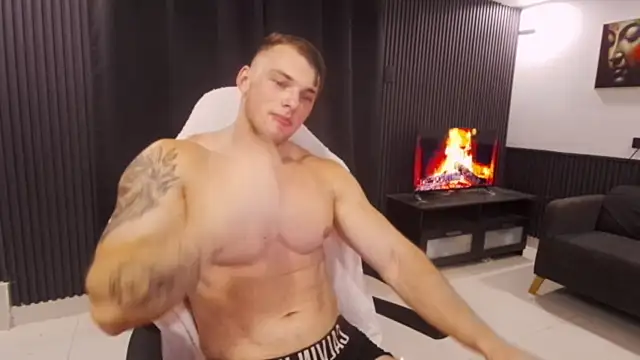 Show modela YourHotGreg na web-kameri