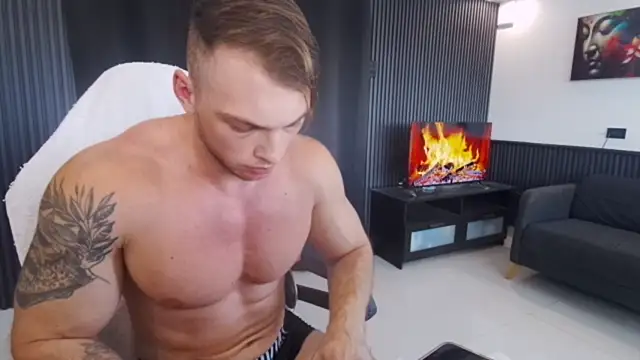 Show modela YourHotGreg na web-kameri