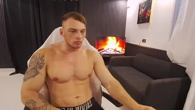 Show modela YourHotGreg na web-kameri