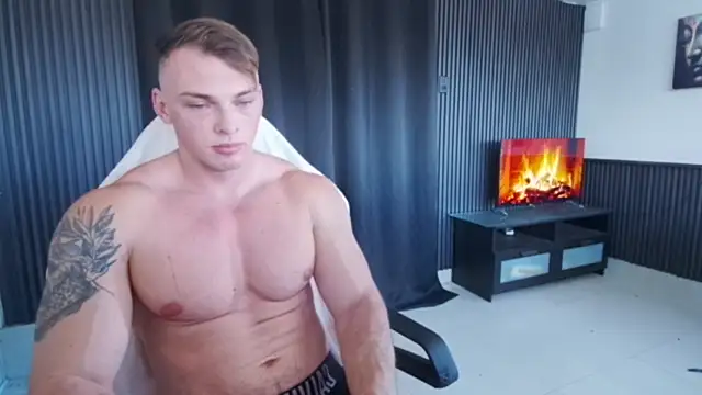 Show modela YourHotGreg na web-kameri