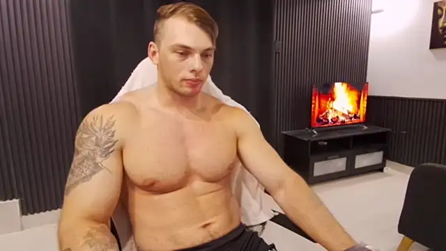 Show modela YourHotGreg na web-kameri