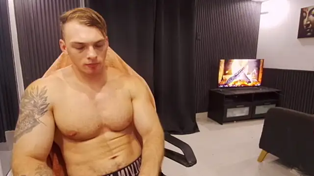 Show modela YourHotGreg na web-kameri