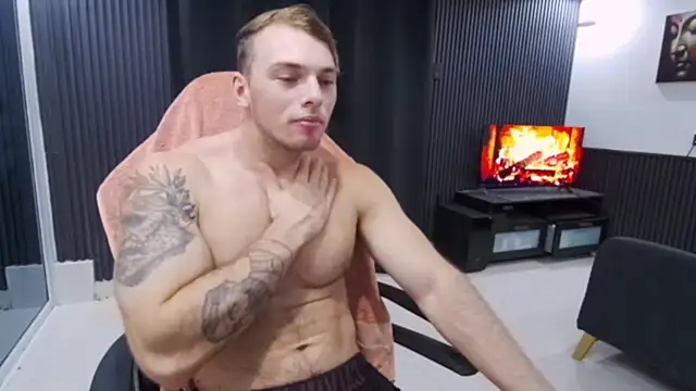 Show modela YourHotGreg na web-kameri