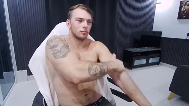 Show modela YourHotGreg na web-kameri