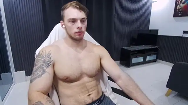 Show modela YourHotGreg na web-kameri