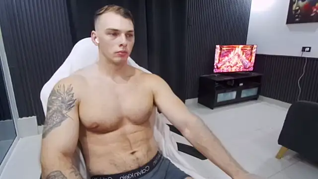 Show modela YourHotGreg na web-kameri