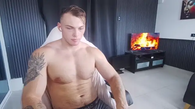 Show modela YourHotGreg na web-kameri