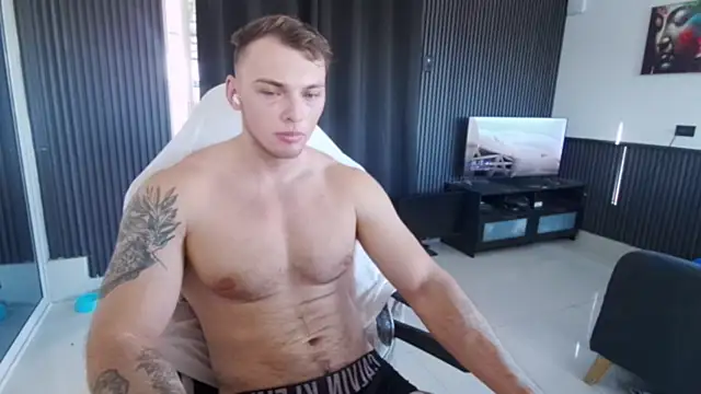 Show modela YourHotGreg na web-kameri