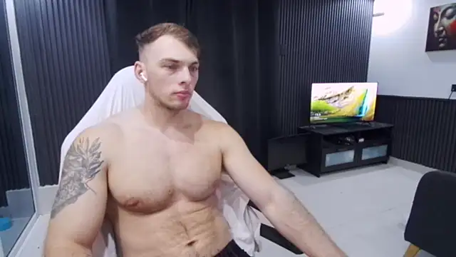 Show modela YourHotGreg na web-kameri