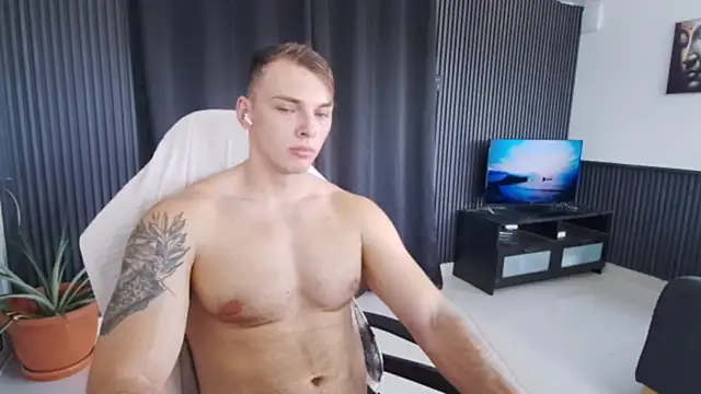 Show modela YourHotGreg na web-kameri