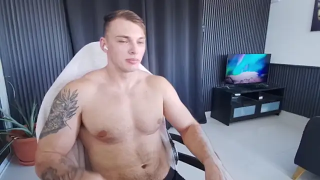 Show modela YourHotGreg na web-kameri