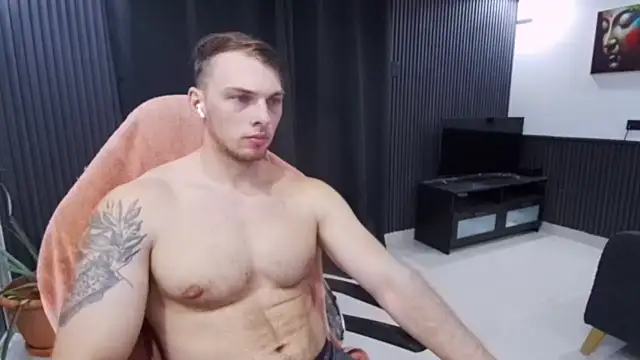 Show modela YourHotGreg na web-kameri