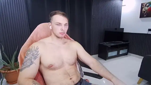 Show modela YourHotGreg na web-kameri