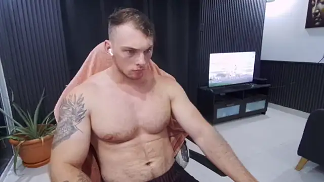 Show modela YourHotGreg na web-kameri