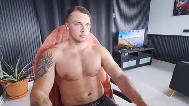 Show modela YourHotGreg na web-kameri