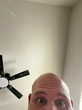 Curiousme111 Show in webcam