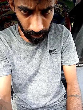 DulajThushara2468: διαδικτυακό σόου στην κάμερα