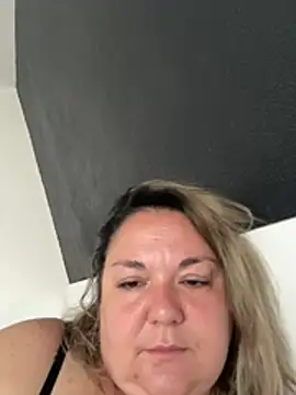 MikyVesela Adlı Modelin Canlı XXX Sohbeti