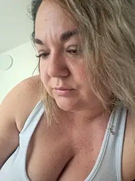 MikyVesela Chat XXX in diretta
