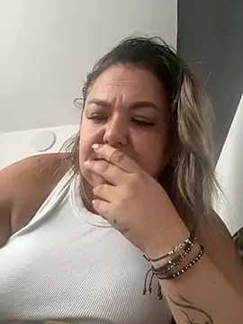 MikyVesela Adlı Modelin Canlı XXX Sohbeti