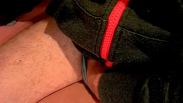 Pokazy przed kamerką – T0Yforeskin