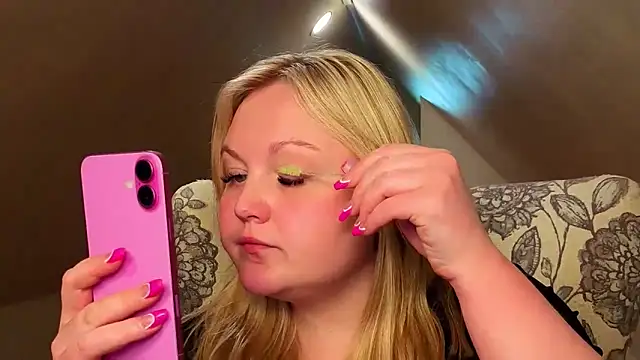 PhatAssBlond Show in webcam