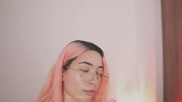 צ'אט XXX בשידור חי של dearnina_