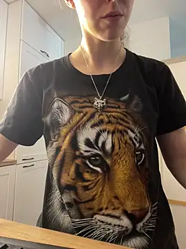MartiniiSelenna's Live XXX Chat