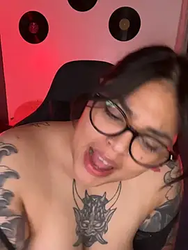 הופעת וובקאם של miacanela_xo