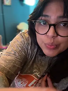 XXX chat uživo modela miacanela_xo