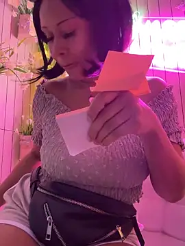 הופעת וובקאם של HaileyDiana