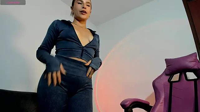 Chatroom XXX en direct de Adhhaaraaa_
