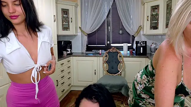 TUNDEROSE1 Webcam show