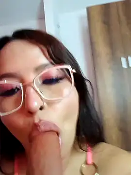 MadelaineJones' Live XXX Chat